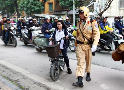 Học sinh cấp 2 đi xe máy vi phạm luật giao thông bị xử lý thế nào?